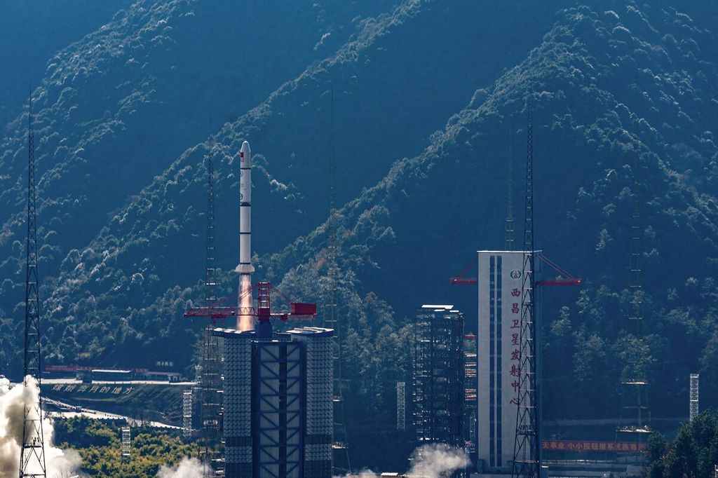 Roket Long March-2C, yang membawa satelit Einstein Probe, diluncurkan dari Pusat Peluncuran Satelit Xichang di Xichang, Provinsi Sichuan, China barat daya.  