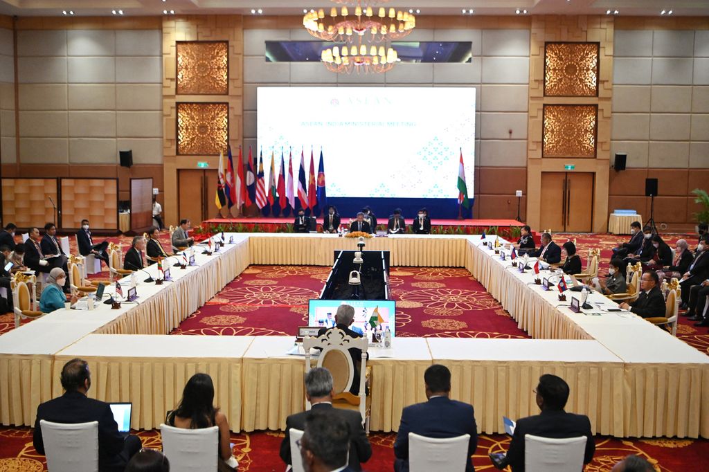 Para diplomat berpartisipasi dalam Pertemuan Menteri Luar Negeri ASEAN-India saat Pertemuan ke-55 Para Menteri Luar Negeri ASEAN di Phnom Penh, Kamboja, 4 Agustus 2022. 