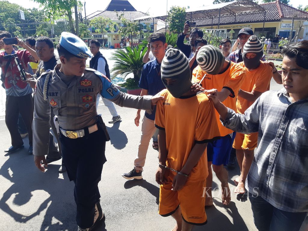 Petugas mengawal sejumlah tersangka kasus kekerasan terhadap polisi dalam konferensi pers di Kepolisian Resor Indramayu, Jawa Barat, Jumat (12/5/2023). Tersangka itu terlibat dalam pembacokan terhadap Brigadir Kepala Sugiono, anggota Polsek Sukra.