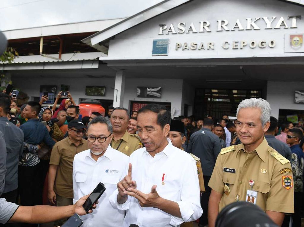Presiden Joko Widodo memberikan keterangan kepada wartawan seusai meninjau Pasar Cepogo, Boyolali, Jawa Tengah, Rabu (10/4/2023). Menteri Perdagangan Zulkifli Hasan (kiri) dan Gubernur Jawa Tengah Ganjar Pranowo (kanan) mendampingi Presiden Jokowi.