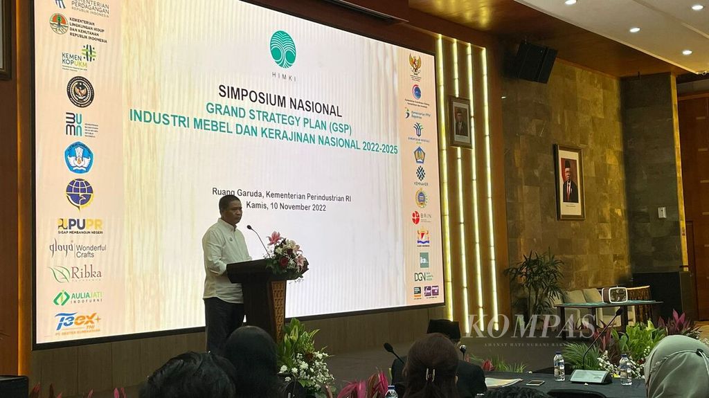 Ketua Presidium Himpunan Industri Mebel dan Kerajinan Indonesia (HIMKI) Abdul Sobur dalam Simposium HIMKI yang diadakan di Jakarta, Kamis (10/11/2022).