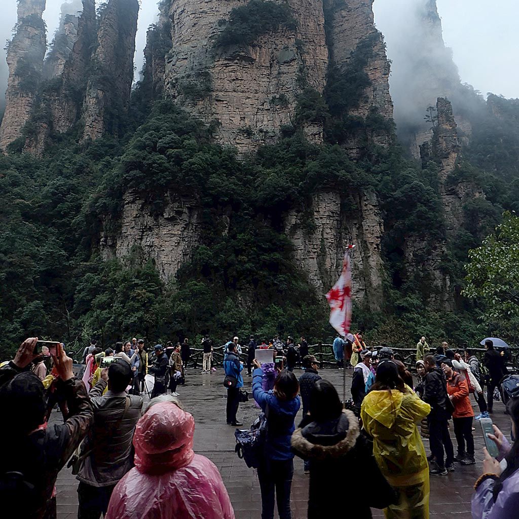 Puncak-puncak batuan kuarsa di Wulingyuan, Kota Zhangjiajie, Provinsi Hunan, China, Jumat (17/11).