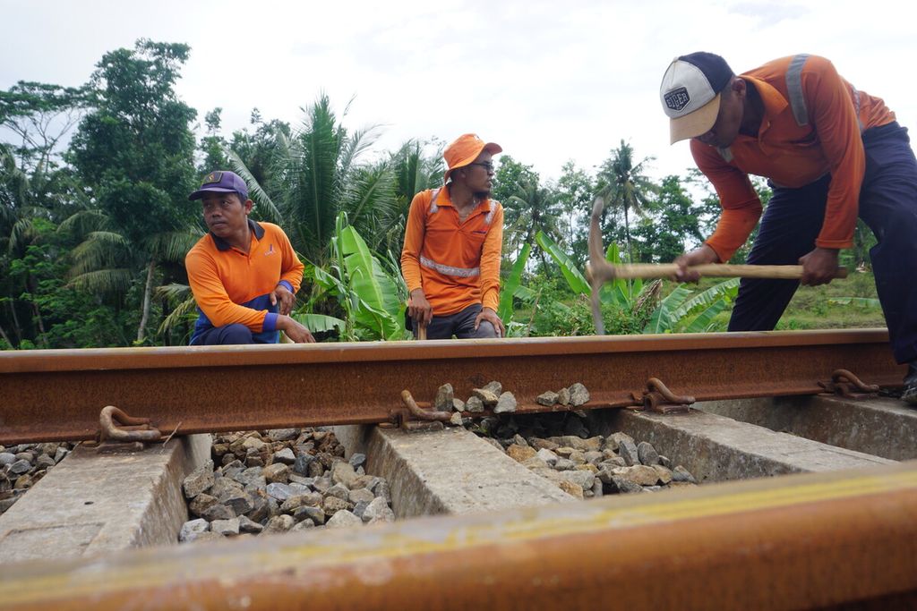 Para pekerja PT KAI Daop 5 Purwokerto memperbaiki rel yang ambles di ruas Jeruklegi-Kawunganten di Kabupaten Cilacap, Jawa Tengah, Sabtu (8/10/2022). Di Cilacap terdapat lima titik amblesan akibat banjir dan 13 perjalanan kereta terganggu.