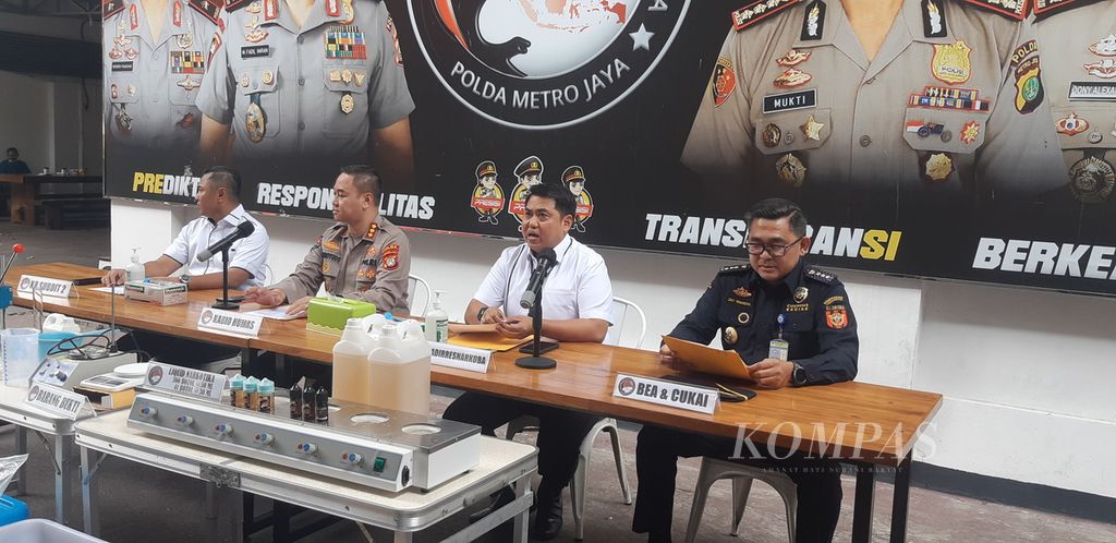 Konferensi pers kasus temuan industri narkoba rumahan di Jakarta Barat oleh Polda Metro Jaya, di Jakarta, Senin (16/1/2023).