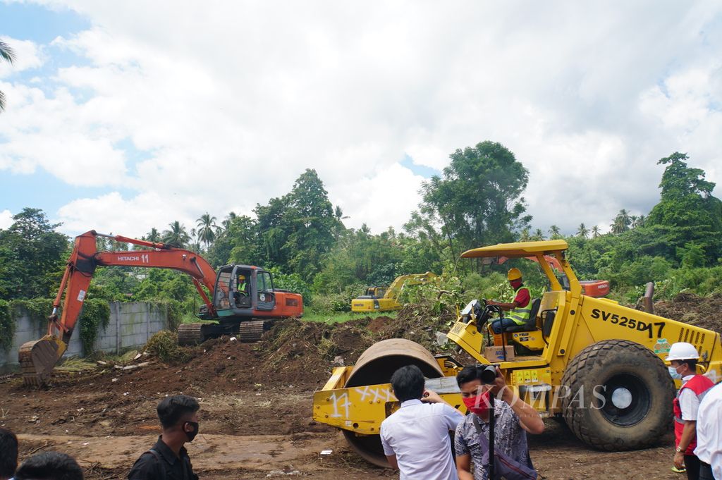 Beberapa alat berat membabat pohon dan semak serta mengangkut tanah di area pembangunan Jalan Lingkar Luar Manado III (MORR III) di Kalasey, Kabupaten Minahasa, Sulawesi Utara, Senin (14/9/2020).