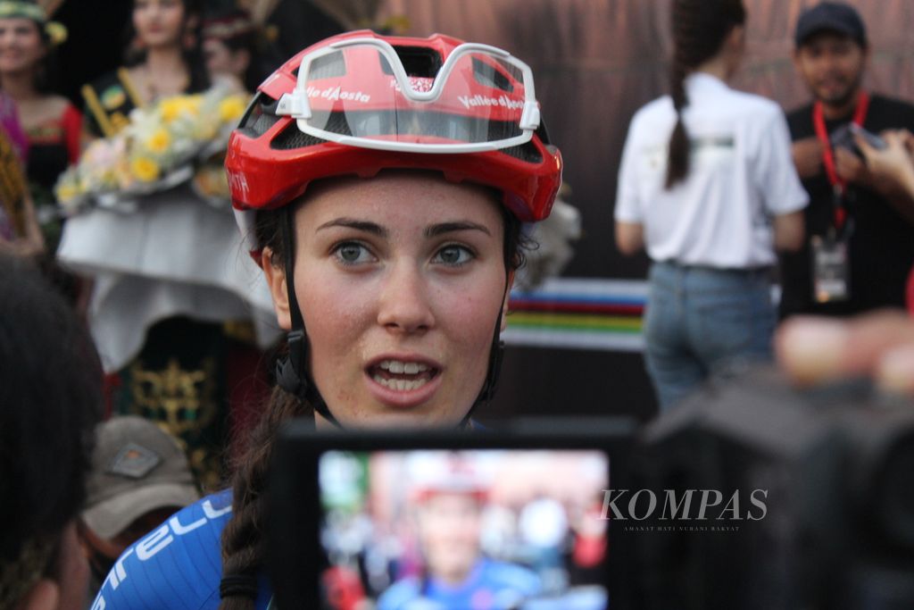 Gaia Tomena (21), atlet balap sepeda gunung asal Italia, diwawancarai wartawan seusai memenangi kejuaraan dunia balap sepeda gunung Union Cycliste Internationale (UCI) Eliminator World Championship 2023 di Kota Palangkaraya, Kalteng, Minggu (12/11/2023), kategori elite putri.
