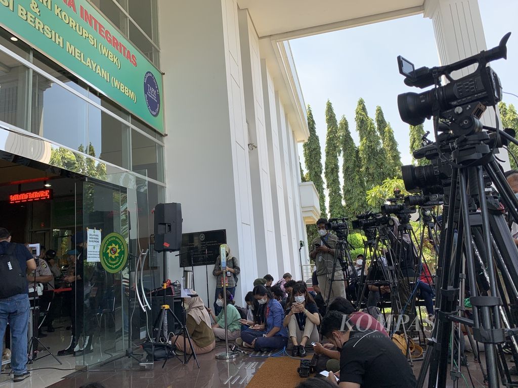 Suasana sidang pembacaan putusan terhadap Munarman, terdakwa kasus terorisme, di Pengadilan Negeri Jakarta Timur, Rabu (6/4/2022). Sidang berlangsung secara tertutup.