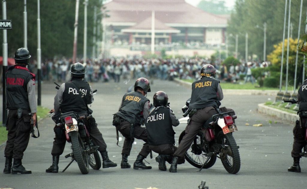  Kerusuhan terjadi di Universitas Gadjah Mada, Yogyakarta, hari Jumat (15/5). Kerusuhan terjadi sebagai bentuk tuntutan agar segera dilakukannya reformasi pemerintahan. Nampak aparat kepolisian berupaya membubarkan aksi kerusuhan. Terkait berita di Kompas, 16 Mei 1998, hal 11 Judul Amplop : 