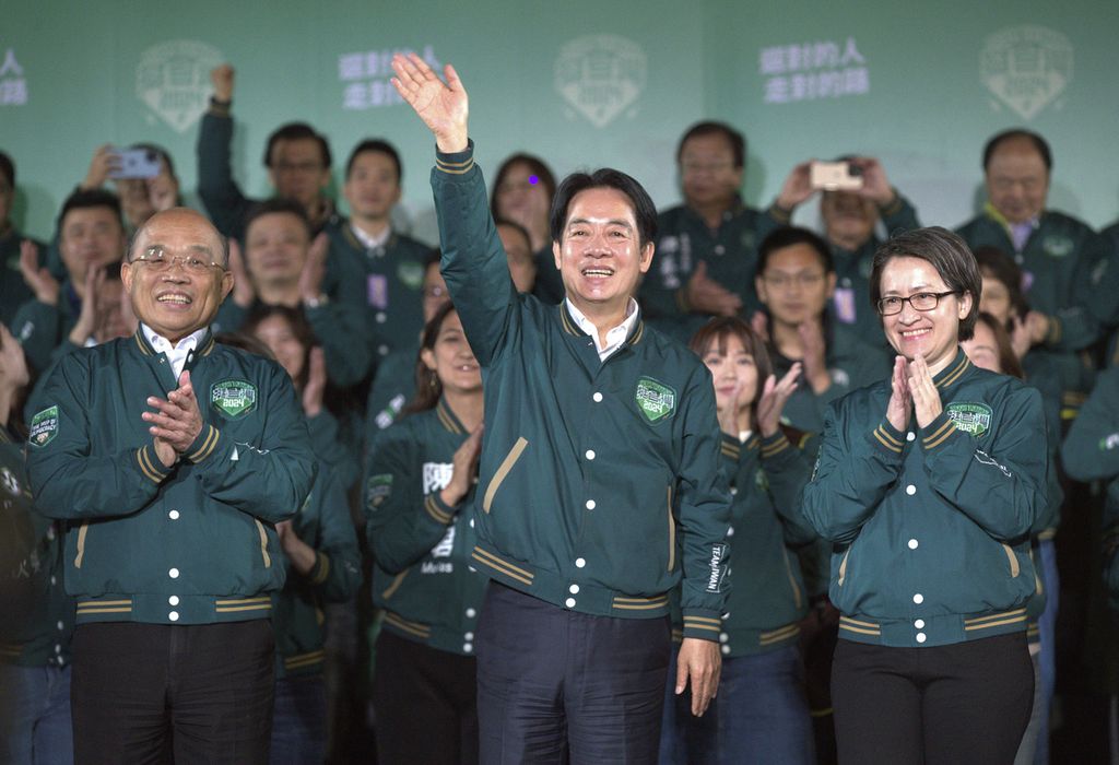 Presiden terpilih Taiwan Lai Ching-te (tengah) melambaikan tangan kepada para pendukungnya di Taipei, Taiwan, setelah dinyatakan sebagai pemenang pemilihan presiden, 13 Januari 2024. 