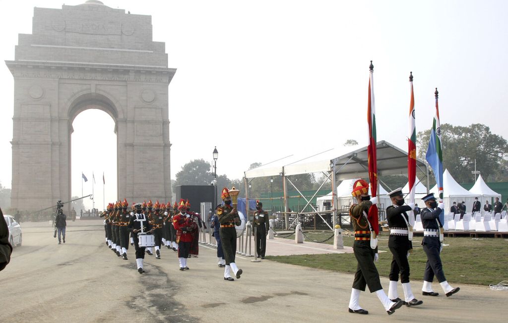 Tentara India membawa api obor dalam pawai sebuah upacara untuk mengenang perang di New Delhi, India, 21 Januari 2022.