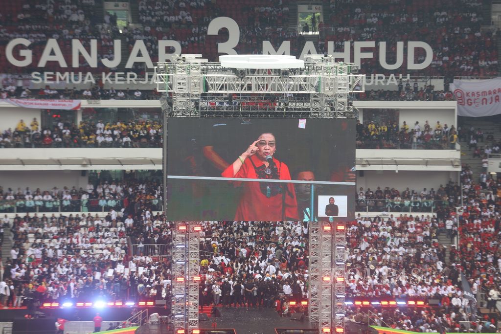 Ketua Umum PDI Perjuangan Megawati Soekarnoputri berpidato saat kampanye pasangan capres-cawapres Ganjar Pranowo-Mahfud MD di Stadion Utama Gelora Bung Karno, Jakarta, Sabtu (3/2/2024). 