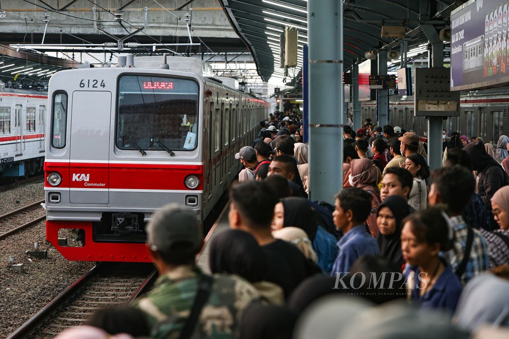 Penumpang menunggu kedatangan kereta rel listrik (KRL) Commuterline tiba di Stasiun Tanah Abang, Jakarta, Kamis (9/5/2024). 