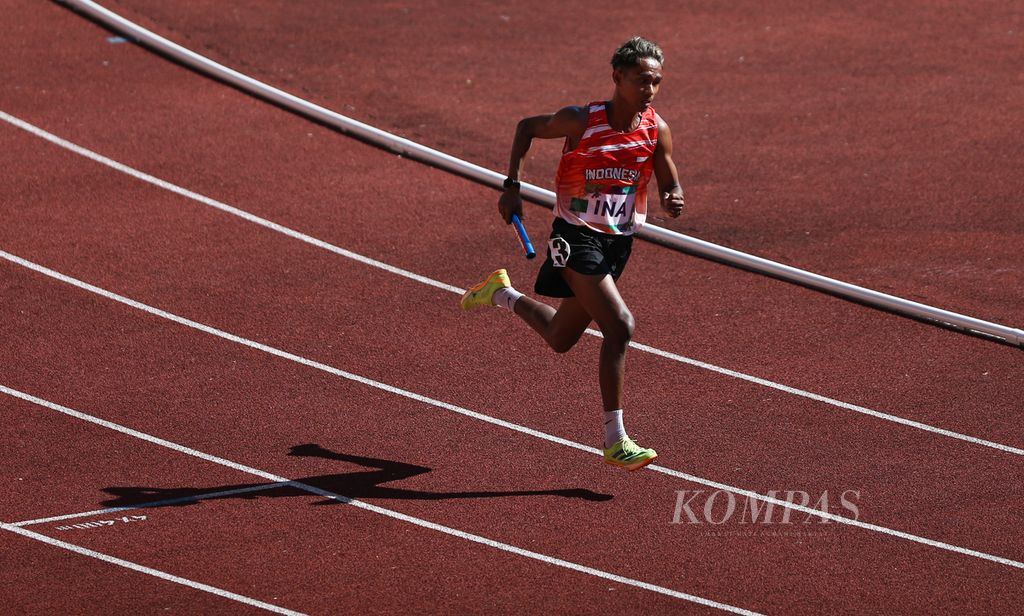 Atlet atletik Indonesia, Petrus Kanel Arupan, menjadi pelari pertama pada final nomor estafet 4 X 100 meter putra klasifikasi T11-13 ASEAN Para Games 2022 di Stadion Manahan, Surakarta, Jumat (5/8/2022).
