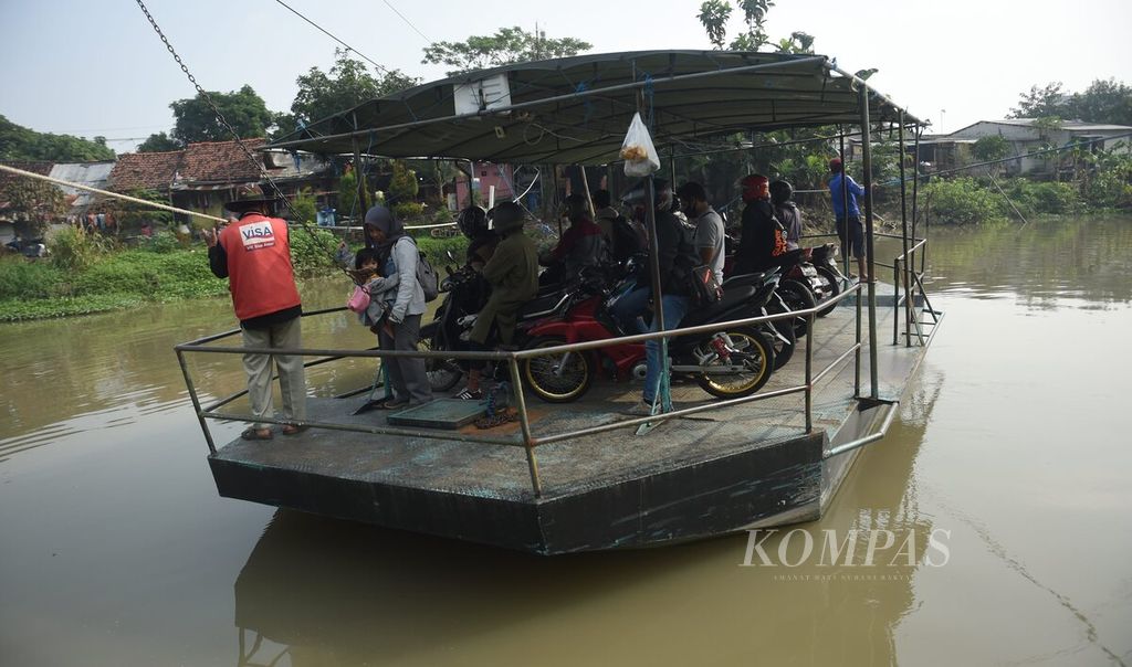 Warga menggunakan jasa perahu tambang di Sungai Wonokromo yang memisahkan antara kawasan Wonorejo Timur dan Medokan Semampir, Surabaya, Jawa Timur, Jumat (17/3/2023).