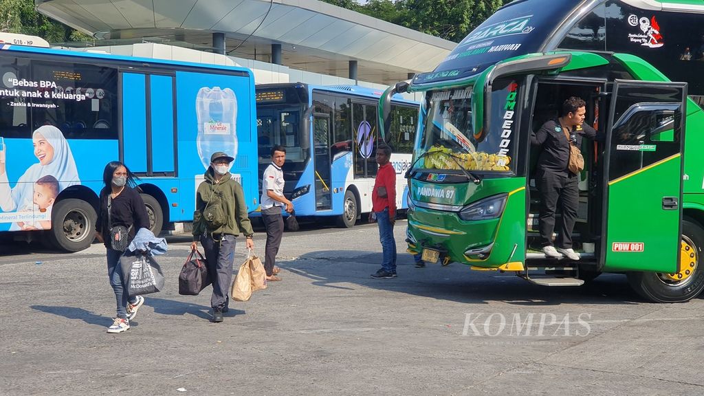 Para pemudik baru tiba di Terminal Kalideres, Jakarta Barat, Selasa (16/4/2024), setelah menempuh perjalanan arus balik Lebaran dari kampung halaman masing-masing.