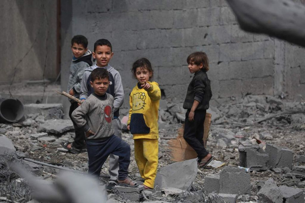 Anak Palestina di tengah puing bangunan akibat pengeboman Israel di Gaza pada Jumat (29/3/2024).