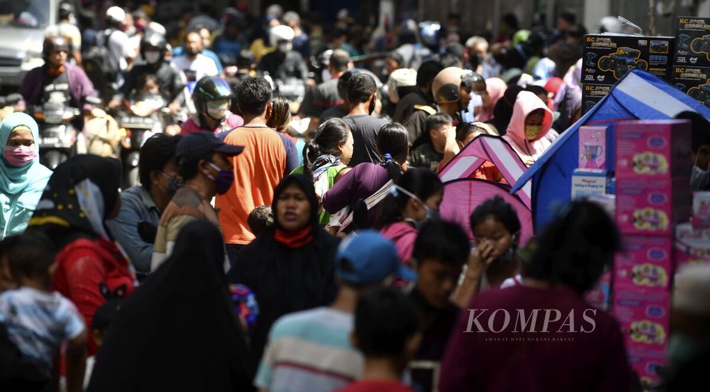 Density of residents at Asemka Market, West Jakarta, to shop for children's toys, Monday (25/5/2020). As one of the countries posting high population growth, Indonesia is urged to manage its huge population and take advantage of the demographic bonus, or demographic dividend, which the country is starting to experience.