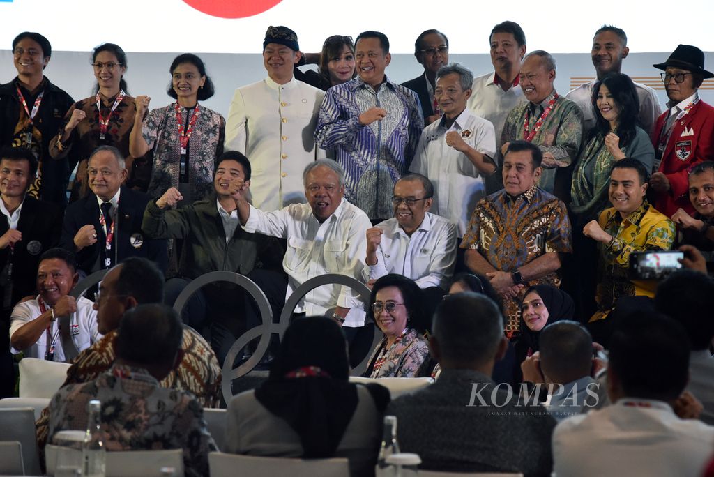 Ketua Komite Olimpiade Indonesia (KOI) Raja Sapta Oktohari dan para anggota KOI berfoto bersama usai pembukaan Rapat Anggota KOI 2023 di Hotel Fairmont, Jakarta, Senin (6/3/2023). Rapat itu dimulai dengan penobatan Presiden Joko Widodo sebagai Bapak Olahraga Indonesia. 