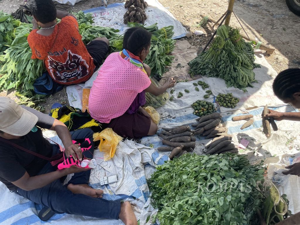 Aktivitas pedagang orang asli Papua atau ”mama Papua” di Pasar Youtefa, Kota Jayapura, Papua, Selasa (17/10/2023).