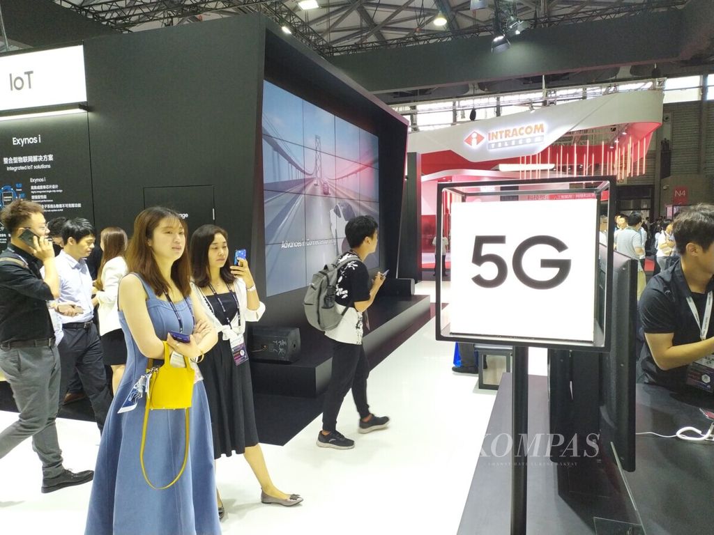 Pengunjung penasaran dengan salah satu teknologi berbasis 5G yang dipamerkan di salah satu gerai di ajang Mobile World Congress di Shanghai, China, Rabu (26/6/2019).
