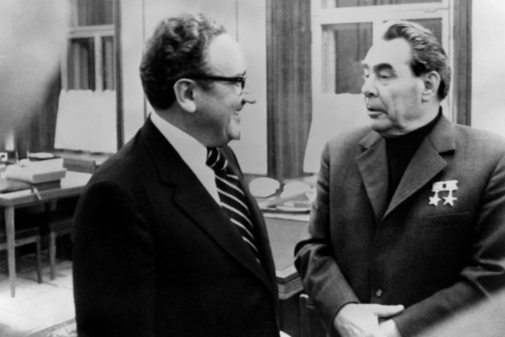 Menteri Luar Negeri Amerika Serikat Henry Kissinger (kiri) bertemu Sekretaris Jenderal Partai Komunis Uni Soviet Leonid Brezhnev pada 21 Oktober 1973 di Moskwa. 