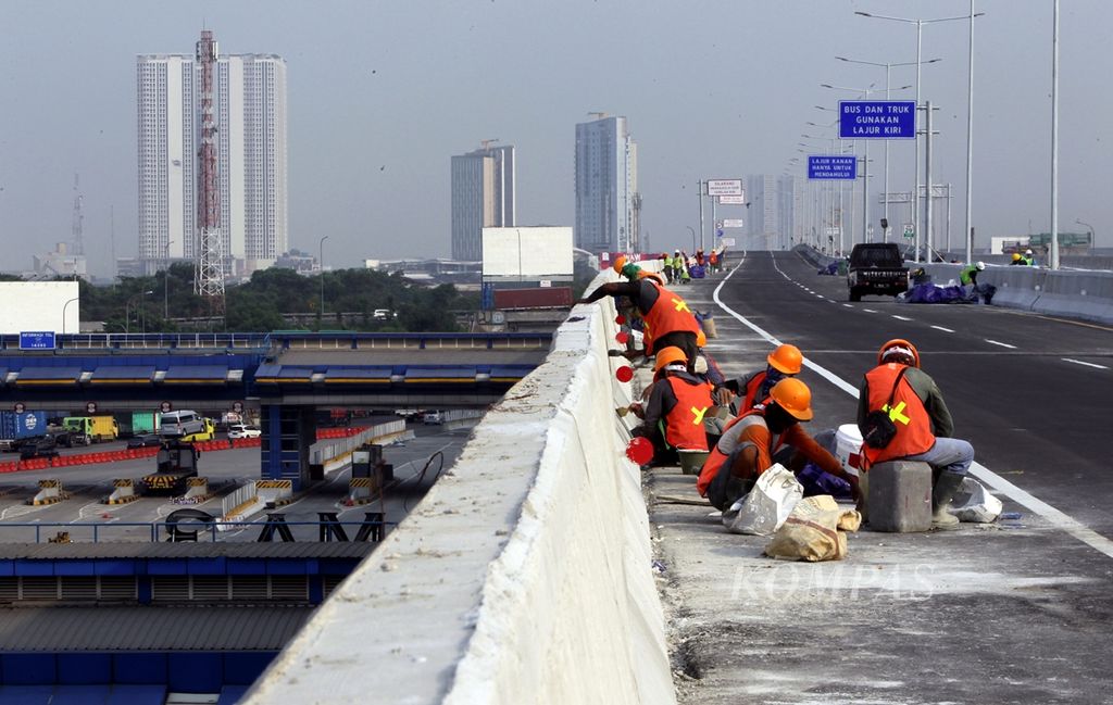 Pekerja menyelesaikan proyek Jalan Tol Layang Jakarta-Cikampek (Japek II) atau Elevated yang menurut rencana dibuka pada 15 Desember 2019. Jalan tol yang membentang dari Cikunir hingga Karawang ini diharapkan dapat mengurangi 30 persen kepadatan kendaraan di sepanjang Jalan Tol-Cikampek eksisting. Kata <i>eksisting</i> dapat diganti dengan <i>yang ada</i>.