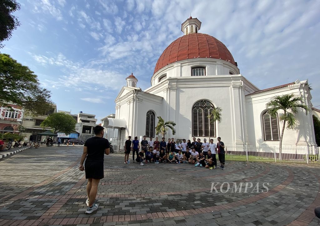 Anggota komunitas pelari Semarang Runners berfoto usai latihan lari pada Sabtu (3/12/2022) di Kawasan Kota Lama, Semarang, Jawa Tengah. 