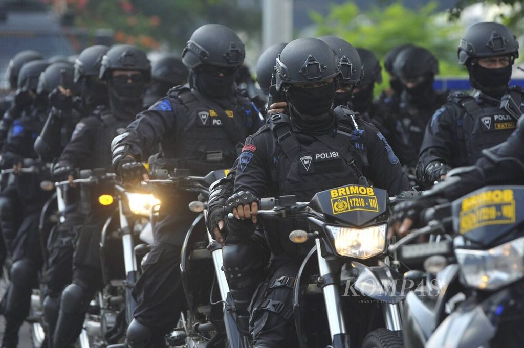 Anggota kepolisian yang mengikuti pembekalan petugas pengamanan TPS dalam Pilkada DKI Jakarta di Ancol, Jakarta, Selasa (18/4). Pembekalan ini diikuti ribuan personel kepolisian dan tentara. Nantinya petugas keamanan ini akan disebar ke seluruh tempat pemungutan suara atau TPS. Lebih dari 60.000 personel yang dikerahkan dalam pengamanan ini.
