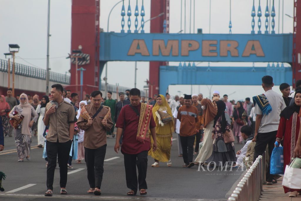 Suasana shalat Idul Fitri di Jembatan Ampera, Palembang, Sumatera Selatan, Sabtu (22/4/2023). Setelah pemberlakuan pembatasan kegiatan masyarakat dilonggarkan, aktivitas tahunan ini kembali ramai diikuti warga dari dalam dan luar Kota Palembang.