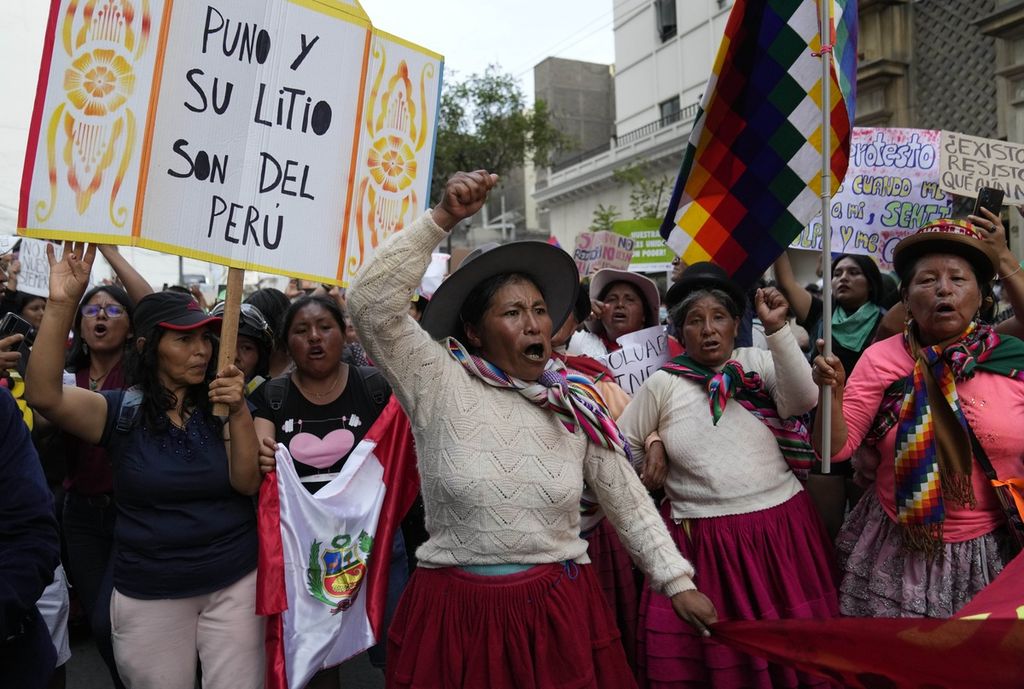 Perempuan dari kelompok adat di Peru meneriakkan slogan-slogan menentang pemerintahan Presiden Dina Boluarte selama pawai Hari Perempuan Internasional, di Lima, Peru, Rabu (8/3/2023). Peru berada di tengah krisis politik karena penentang pemerintah menuntut pengunduran diri Boluarte dan pembubaran Kongres.