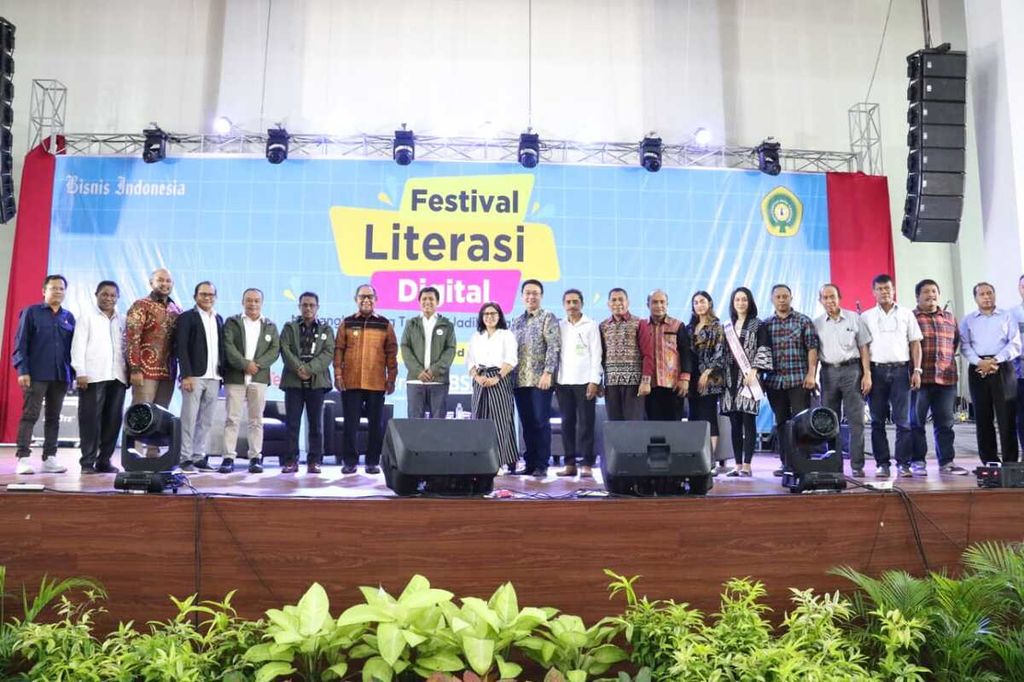 Wakil Gubernur NTT Joseph Nae Soi (tengah baju kuning) bersama pimpinan Universitas Nusa Cendana Kupang dan para pimpinan Organisasi Perangkat Daerah NTT dalam seminar "Festival Literasi Digital" di Kupang, Sabtu (12/11/2022).