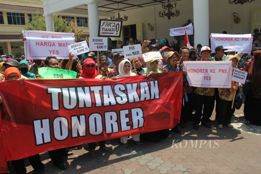 Ratusan tenaga honorer Kategori 2 Daerah Istimewa Yogyakarta (DIY) berdemonstrasi di Gedung DPRD DIY, Kota Yogyakarta, Kamis (4/10/2018). 