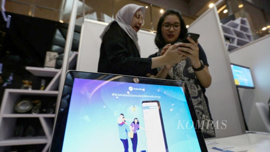 Peserta pameran memperkenalkan penggunaan aplikasi investasi di telepon seluler dalam acara Fintech for Capital Market Expo 2019 di Bursa Efek Indonesia di Jakarta, beberapa waktu lalu. 