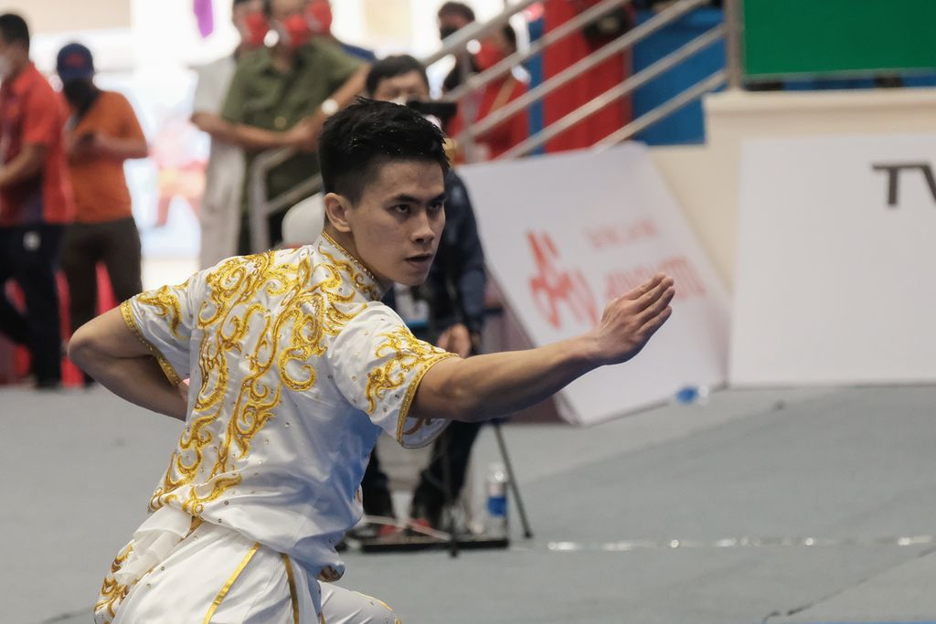 Atlet wushu andalan Indonesia Edgar Xavier Marvelo saat tampil dalam nomor changquan (tangan kosong) di Cau Giay Gymnasium, Hanoi, Vietnam, pada Jumat (13/5/2022). Akibat kesalahan saat mendarat, Edgar belum berhasil menyumbang medali pada hari pertama wushu di SEA Games Vietnam 2021.