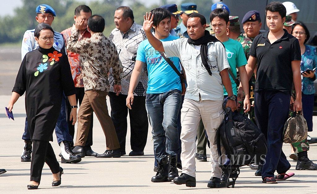 Sebanyak empat orang WNI anak buah kapal (ABK) tunda TB Henry dan tongkang Cristi yang disandera oleh kelompok Abu Sayyaf di Filipina tiba di Pangkalan Udara Halim Perdanakusumah, Jakarta, Jumat (13/5/2016). Mereka disambut oleh Menteri Luar Negeri Retno Marsudi.