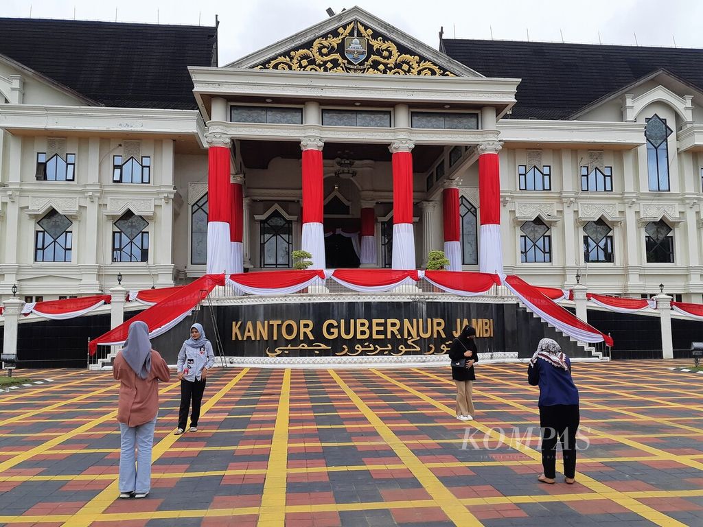 Kantor Gubernur Jambi berhiaskan Merah Putih pada perayaan Hari Ulang Tahun Ke-66 Provinsi Jambi, Jumat (6/1/2023). Tampak sejumlah warga berfoto di depan kantor gubernur.