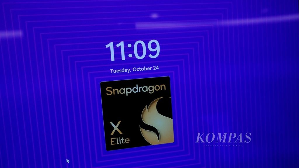 Label Snapdragon X Elite terlihat di salah satu produk laptop yang ditampilkan di Snapdragon Summit di Maui, Negara Bagian Hawaii, Amerika Serikat, Selasa (24/10/2023) waktu setempat.