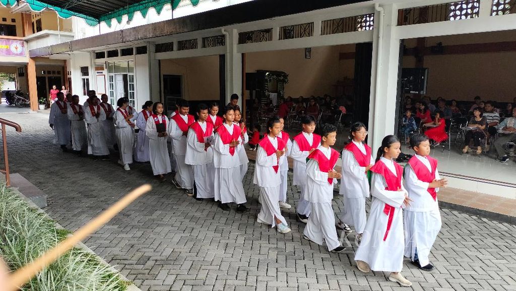 Romo FX Suyamto, Pr bersama dengan petugas liturgi dan misdinar bersiap berjalan beriringan untuk memulai ibadat Ibadat Jumat Agung di Gereja St Mikael, Kecamatan Mertoyudan, Kabupaten Magelang, Jumat (29/3/2024).
