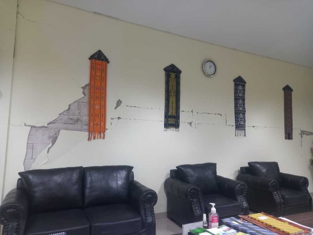 Keretakkan di salah satu bagian dinding ruangan Kantor Gubernur NTT di Kupang, Kamis (2/11/2023), akibat gempa bumi magnitudo 6,3.