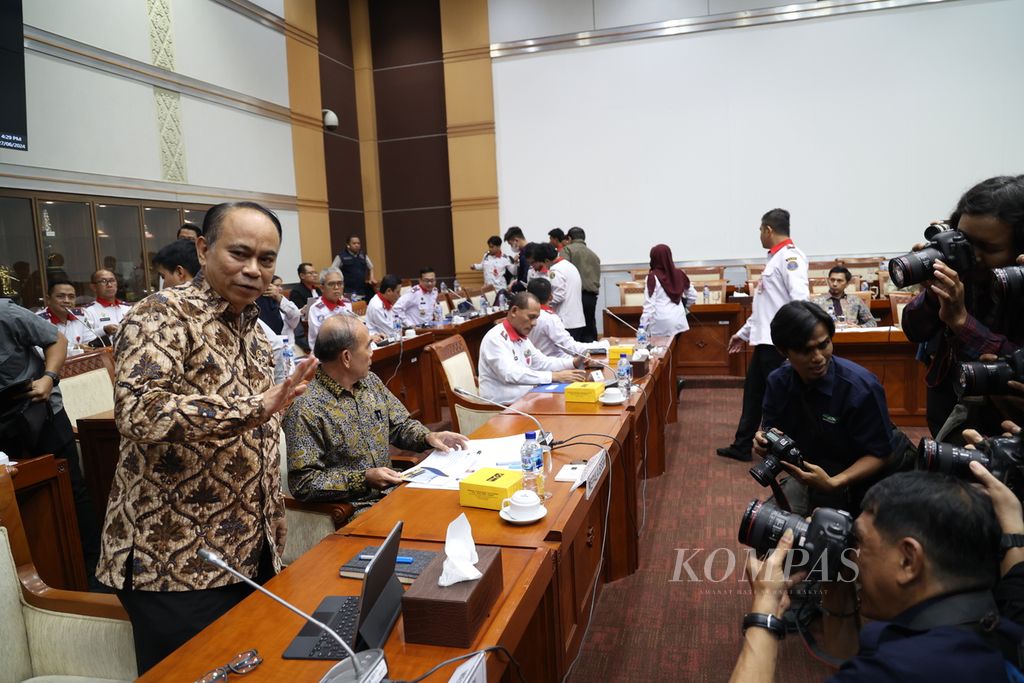 Menteri Komunikasi dan Informatika Budi Arie Setiadi (kiri) dan Kepala Badan Siber dan Sandi Negara Hinsa Siburian mengikuti rapat kerja dengan Komisi I DPR di Kompleks Parlemen, Senayan, Jakarta, Kamis (27/6/2024). 