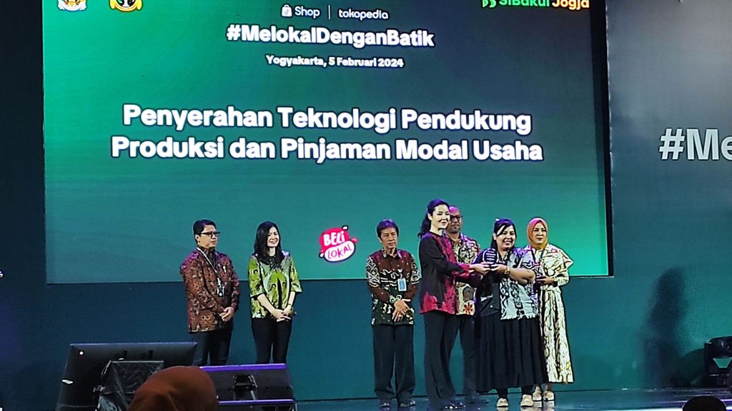 Peluncuran program dukungan terhadap UMKM batik #MelokalDenganBatik dilakukan oleh Tiktok Shop Indonesia dan Tokopedia, Senin (5/2/2024), di Yogyakarta.