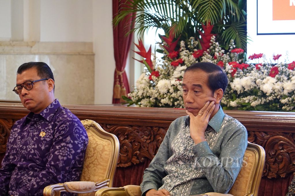 Presiden Joko Widodo mendengarkan paparan peserta Program Pendidikan Singkat Angkatan (PPSA) XXIV dan Alumni Program Pendidikan Reguler Angkatan (PPRA) LXV Tahun 2023 Lembaga Ketahanan Nasional, di Istana Negara, Jakarta, Rabu (4/10/2023).