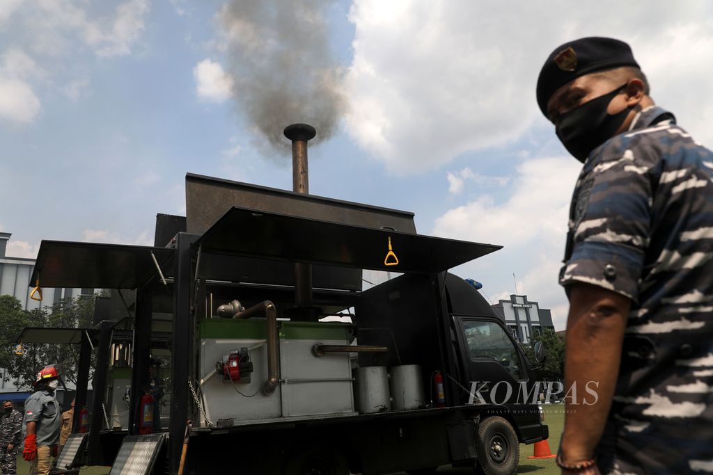 Asap mengepul dari insinerator yang digunakan untuk memusnahkan barang bukti kokain di Mako Koarmada I, Jakarta, Kamis (2/6/2022).