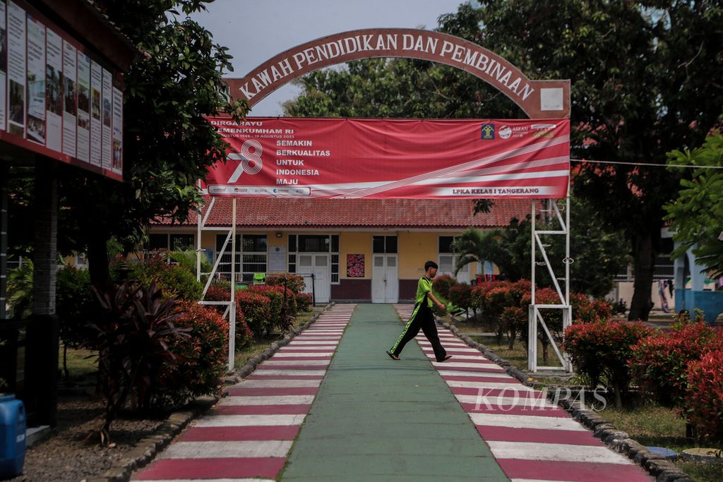 Anak binaan berjalan di lingkungan Lembaga Pembinaan Khusus Anak (LPKA) Kelas I Tangerang, Banten, Rabu (23/8/2023).