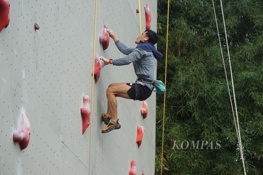 Atlet panjat tebing nomor <i>speed</i> Indonesia, Veddriq Leonardo, berlatih di pemusatan latihan nasional panjat tebing di Hotel Santika Premiere, Kota Harapan Indah, Bekasi, Jawa Barat, Sabtu (13/7/2024).