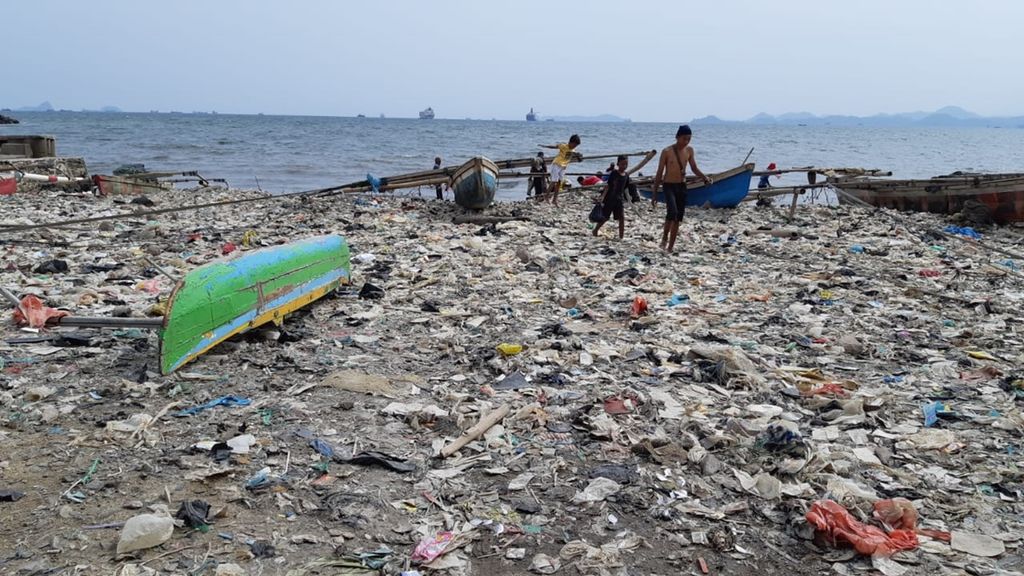 Anak-anak nelayan bermain di antara tumpukan sampah di perkampungan nelayan di Kelurahan Sukaraja, Bumiwaras, Bandar Lampung, Selasa (3/12/2019).