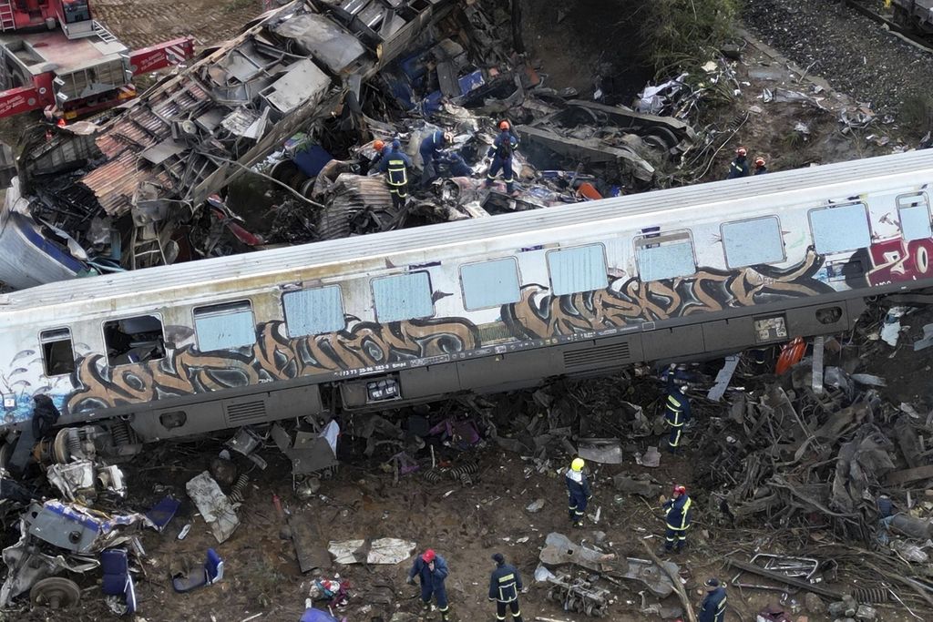 Tim penyelamat di lokasi tabrakan maut antara kereta penumpang dan kereta barang di Tempe, dekat Kota Larissa, Yunani, Rabu (1/3/2023). Puluhan penumpang tewas dalam kejadian itu.