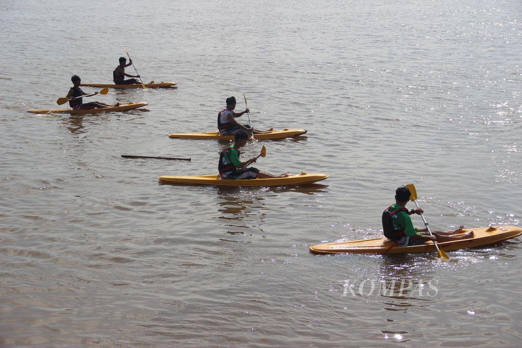Suasana Sungai Kapuas di Kampung Wisata Caping, Kota Pontianak, Kalimantan Barat, Jumat (2/6/2023). Tampak warga bermain kano.