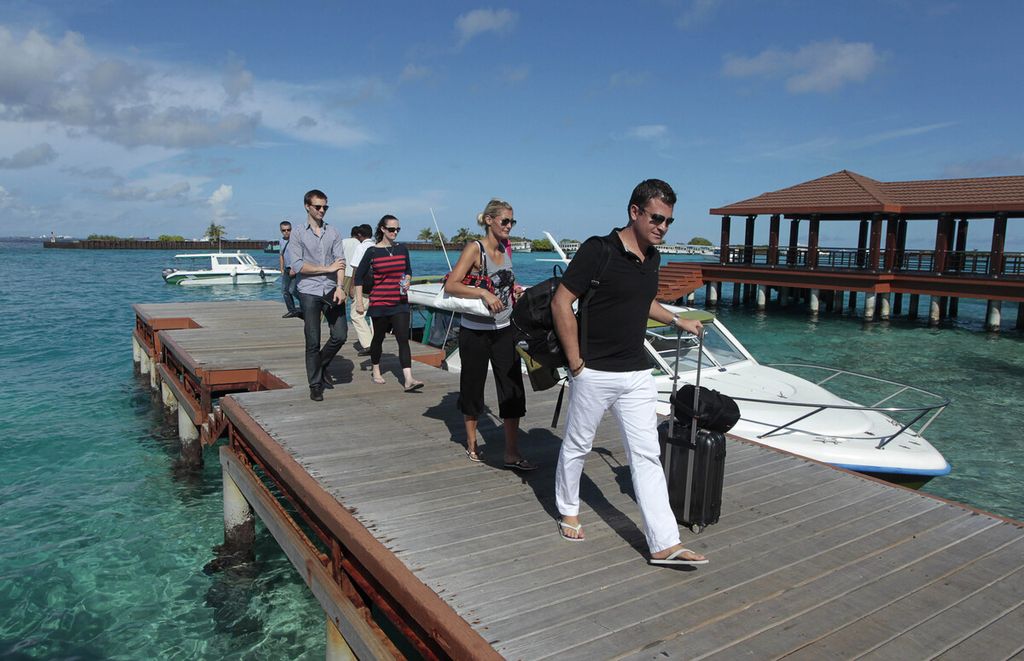 Wisatawan asing tiba di Pulau Hulehule, Maladewa, 11 Februari 2012. Di pulau ini terletak ibu kota Maladewa, Male.