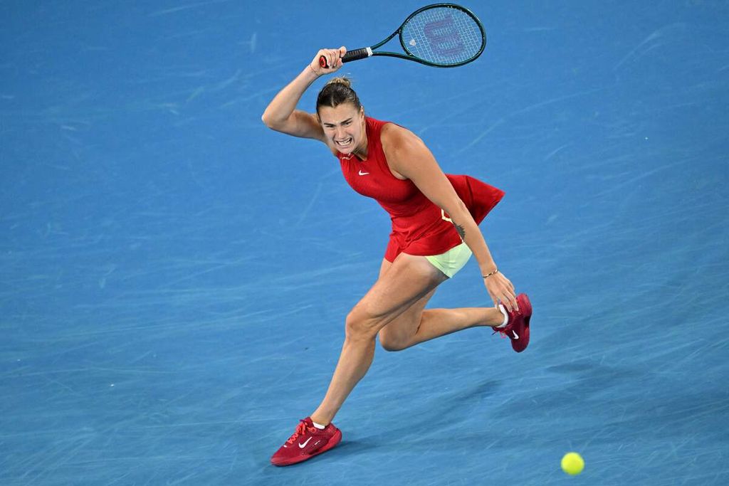 Petenis Belarus Aryna Sabalenka mengembalikan bola ke petenis AS Amanda Anisimova pada babak keempat Australia Terbuka, di Melbourne, Minggu (21/1/2024). Sabalenka menang dengan skor 6-3, 6-2.